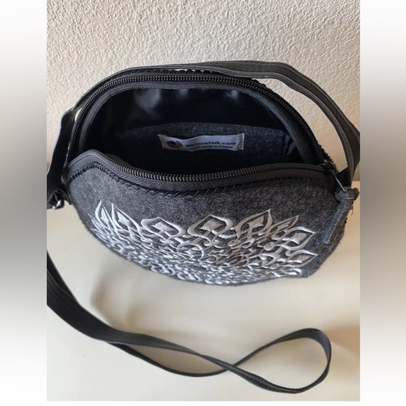 We Love Folk - Grey Round Felt Bag with White Embroidery Purse - Poland - Picture 7 of 12